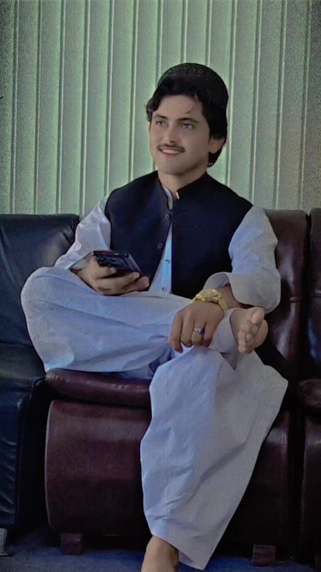 @Zeeshu💫