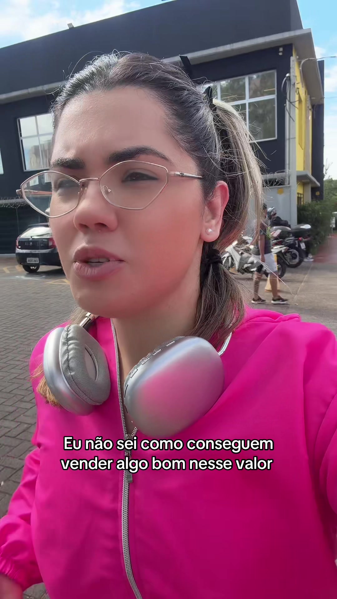 @anadelamonica