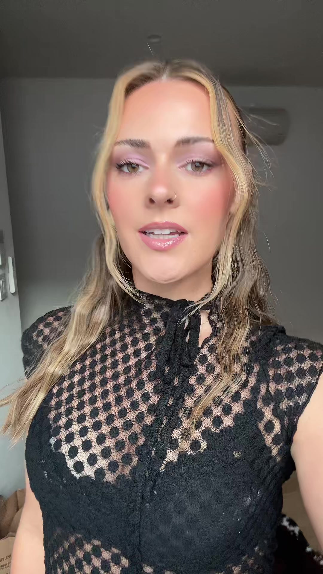 @🧍🏼&zwj;♀️