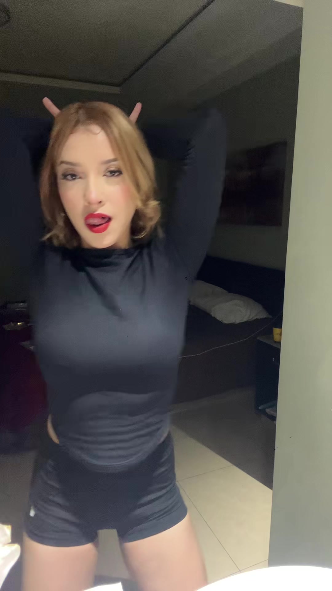 @thequeenisabell