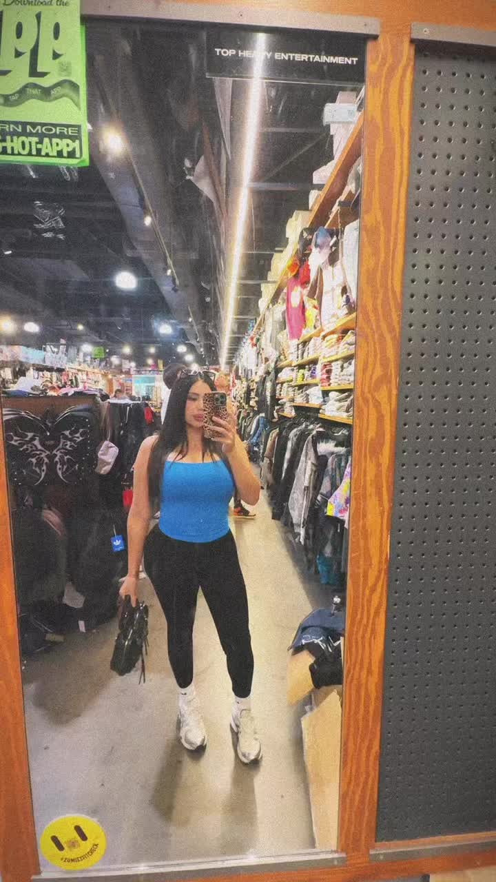 @Larissasosaxo
