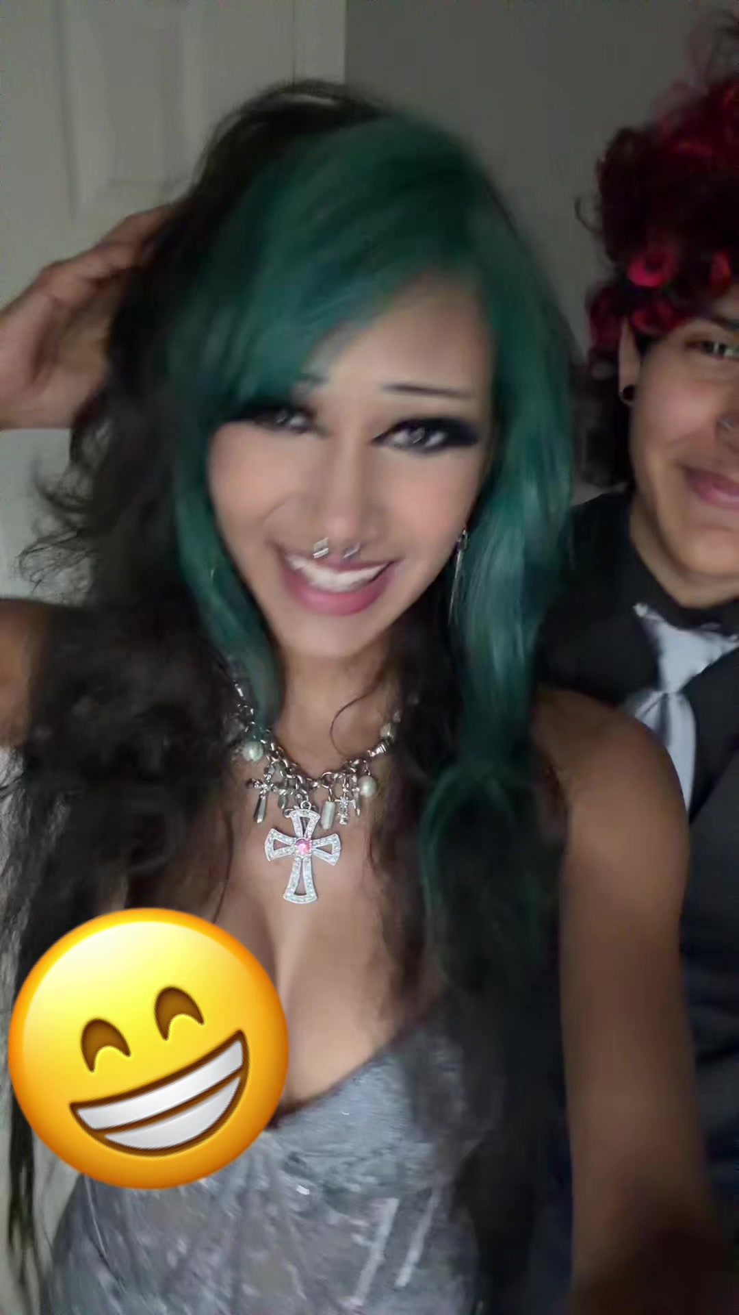 @>_<