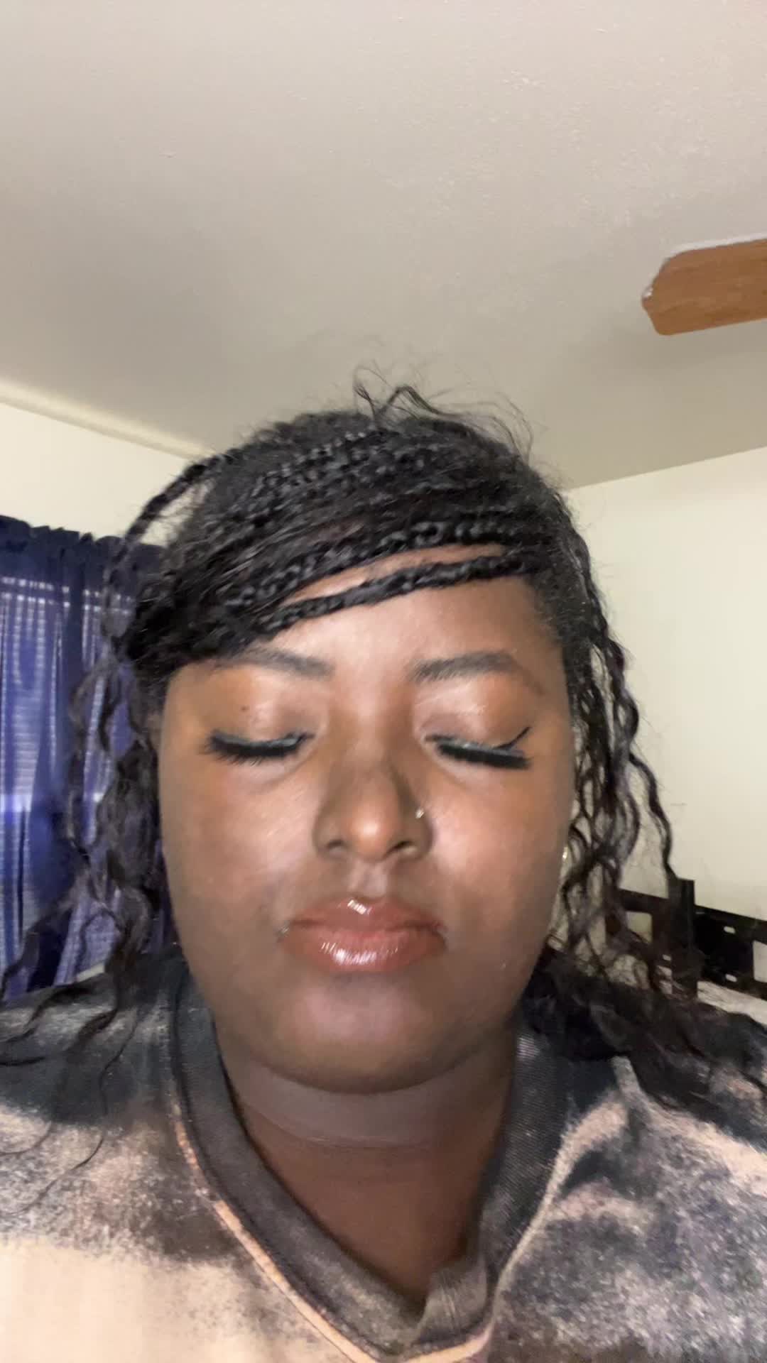 @_QueenofGlitch