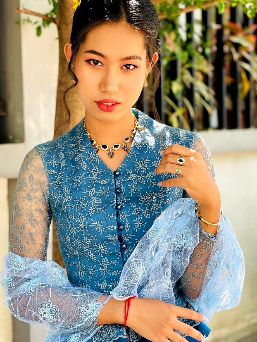 @မိတ်ကပ်ရဲရဲဖီးနစ်