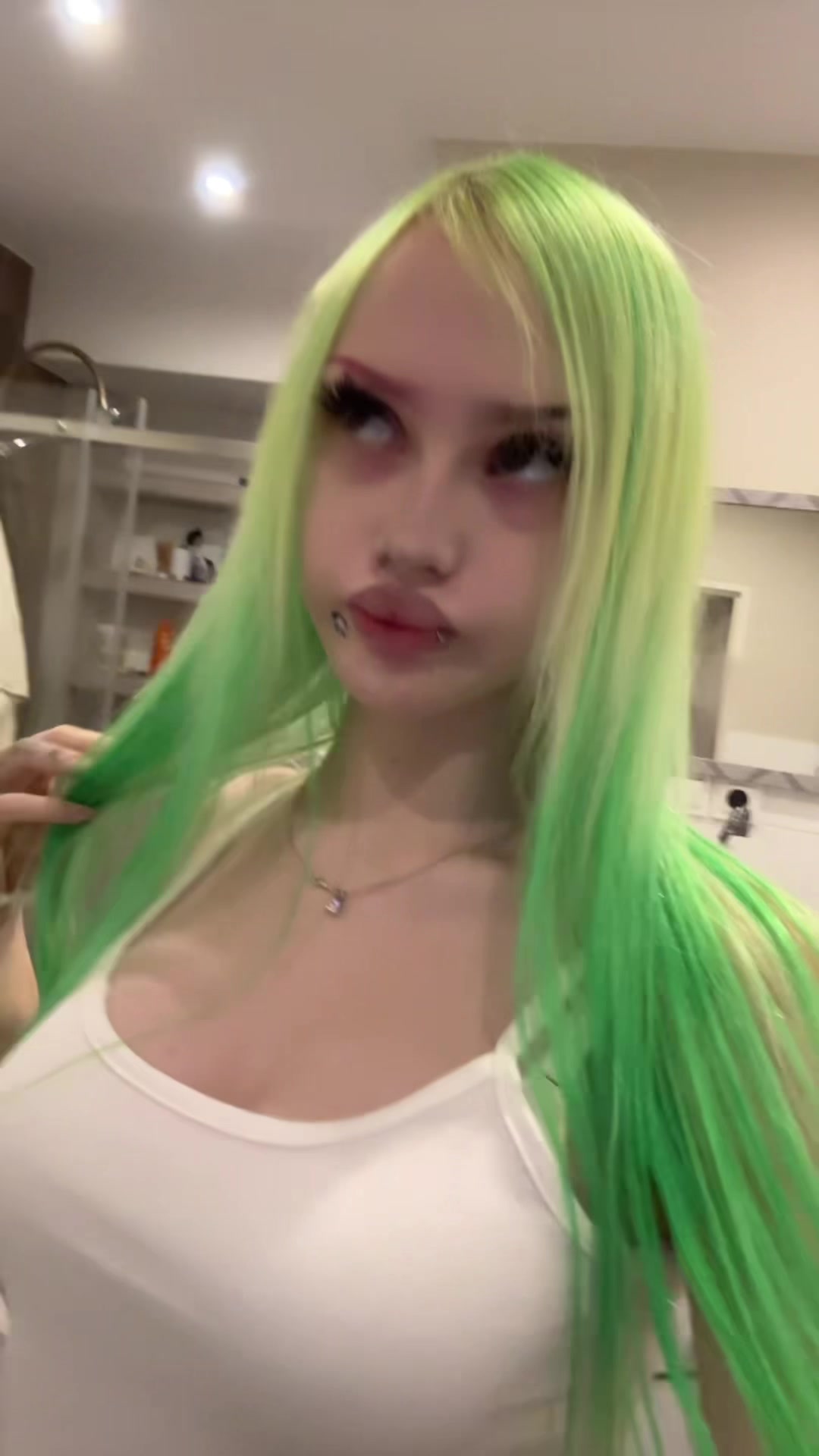 @🙎🏼&zwj;♀️