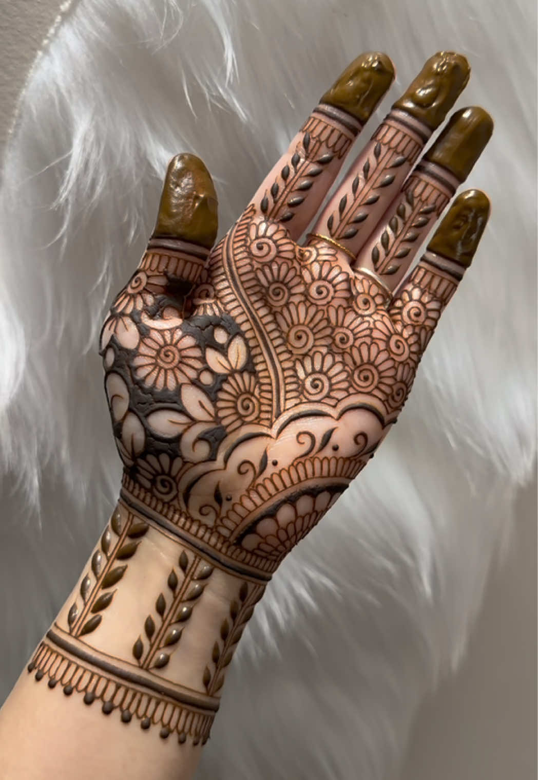 @charmsofmehandi
