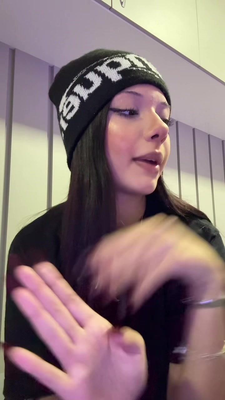 @🧛🏼♀️🦇