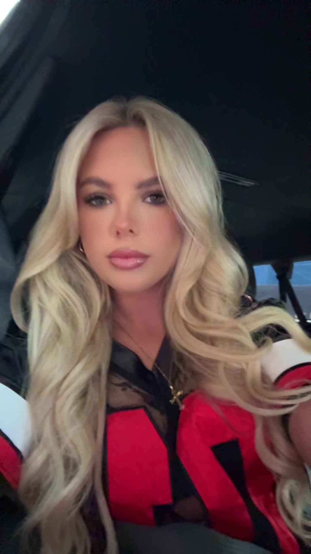 @elliebluegregoria
