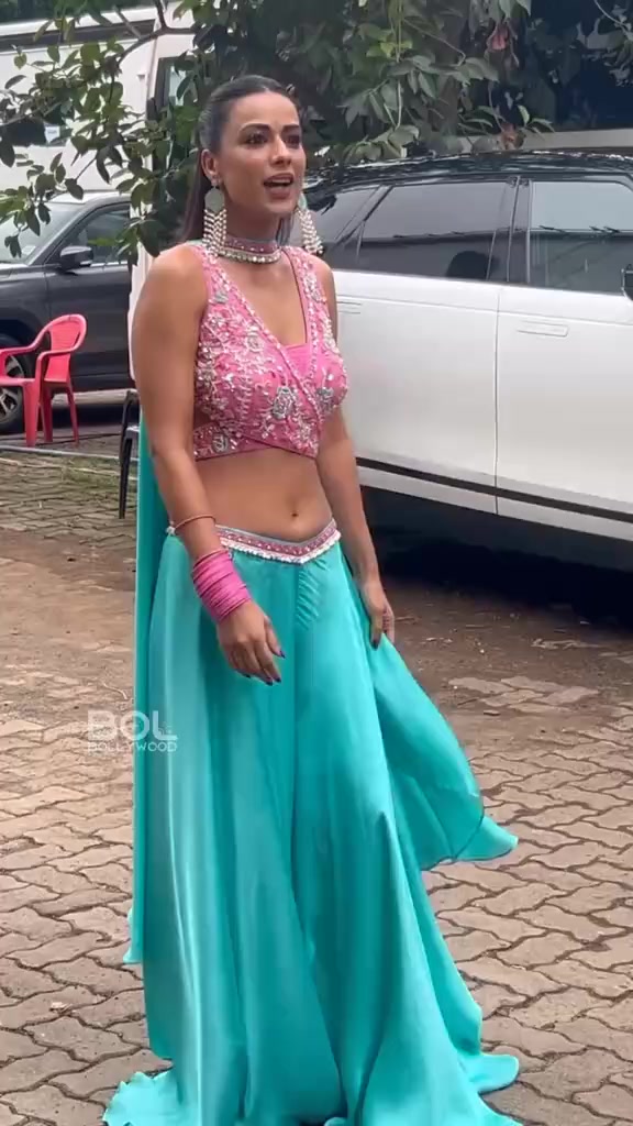 @nia Sharma