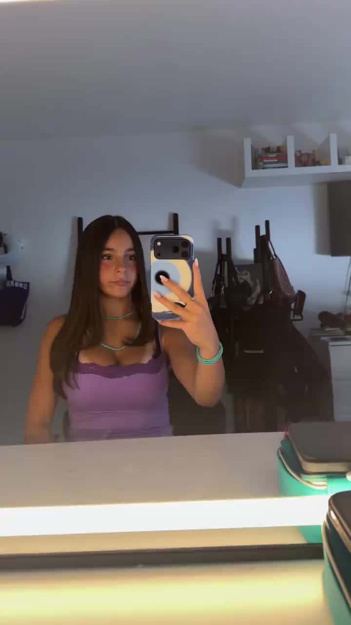 @whoevenisellashay