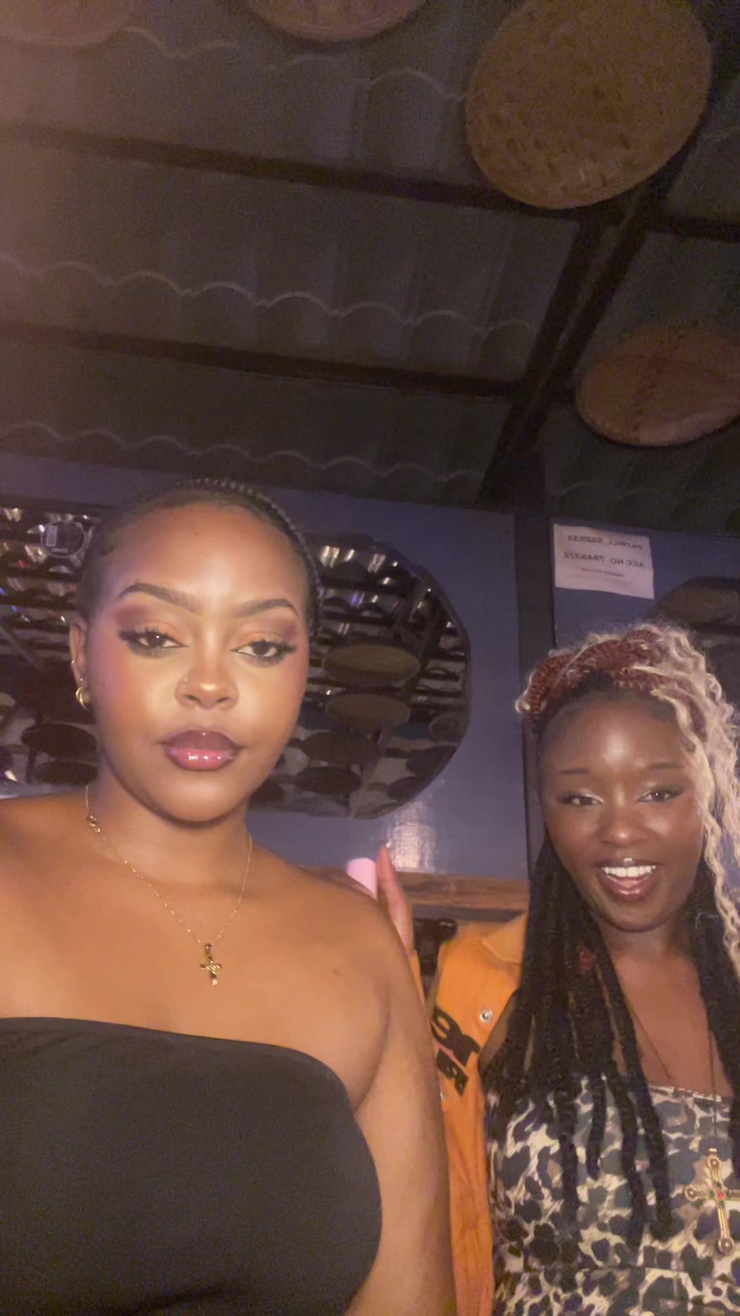 @lindseywangari
