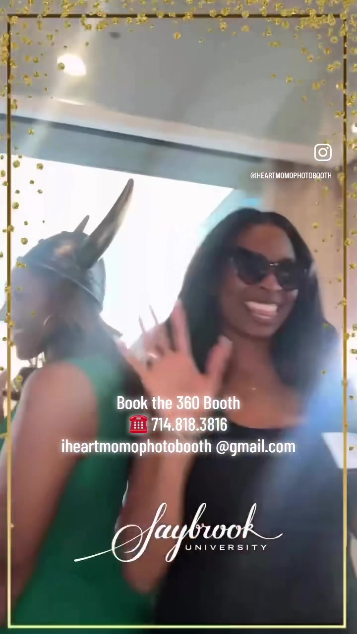 @iHeartMomoPhotoBooth