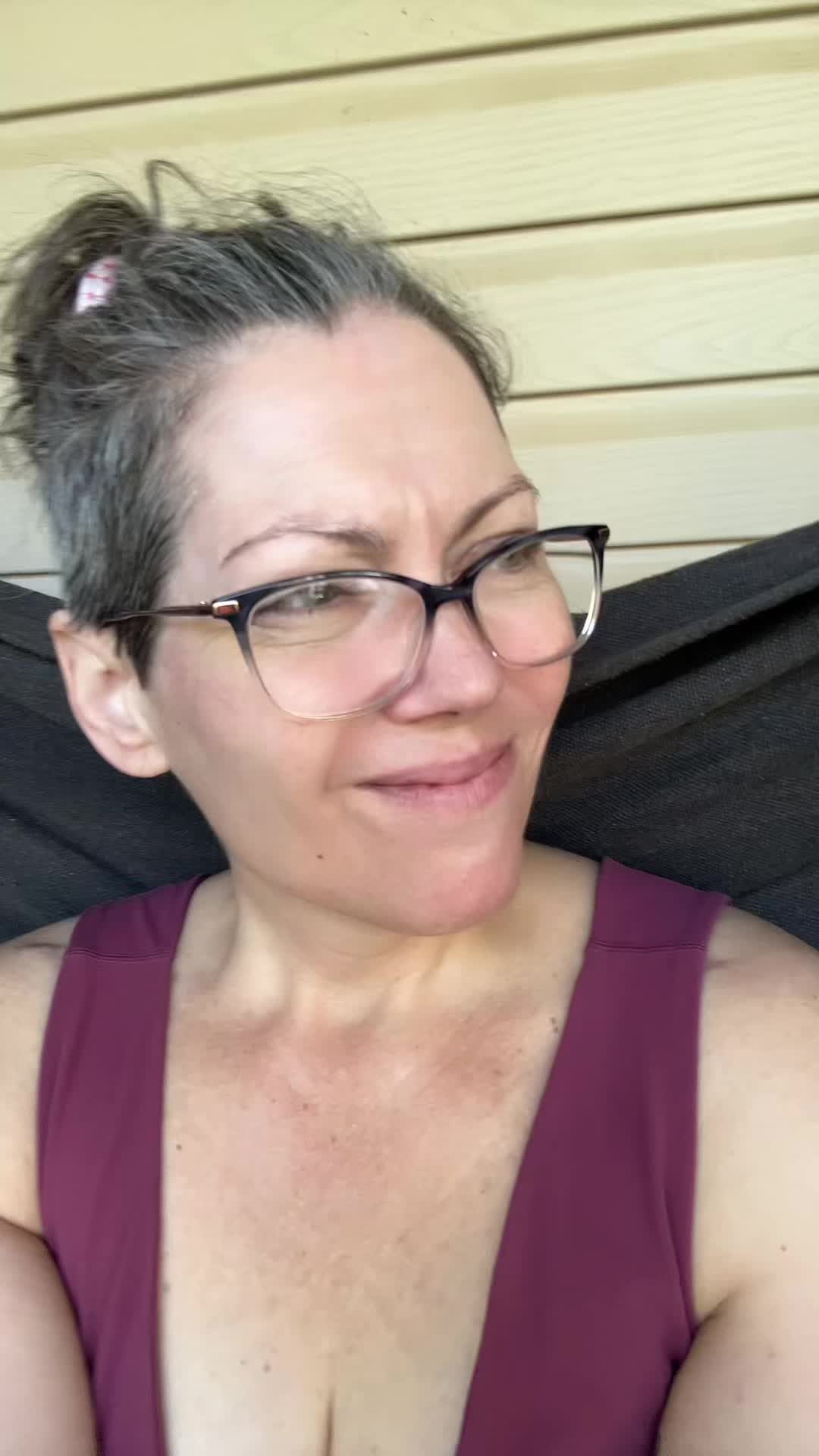 @ShelliSitsWeirdly