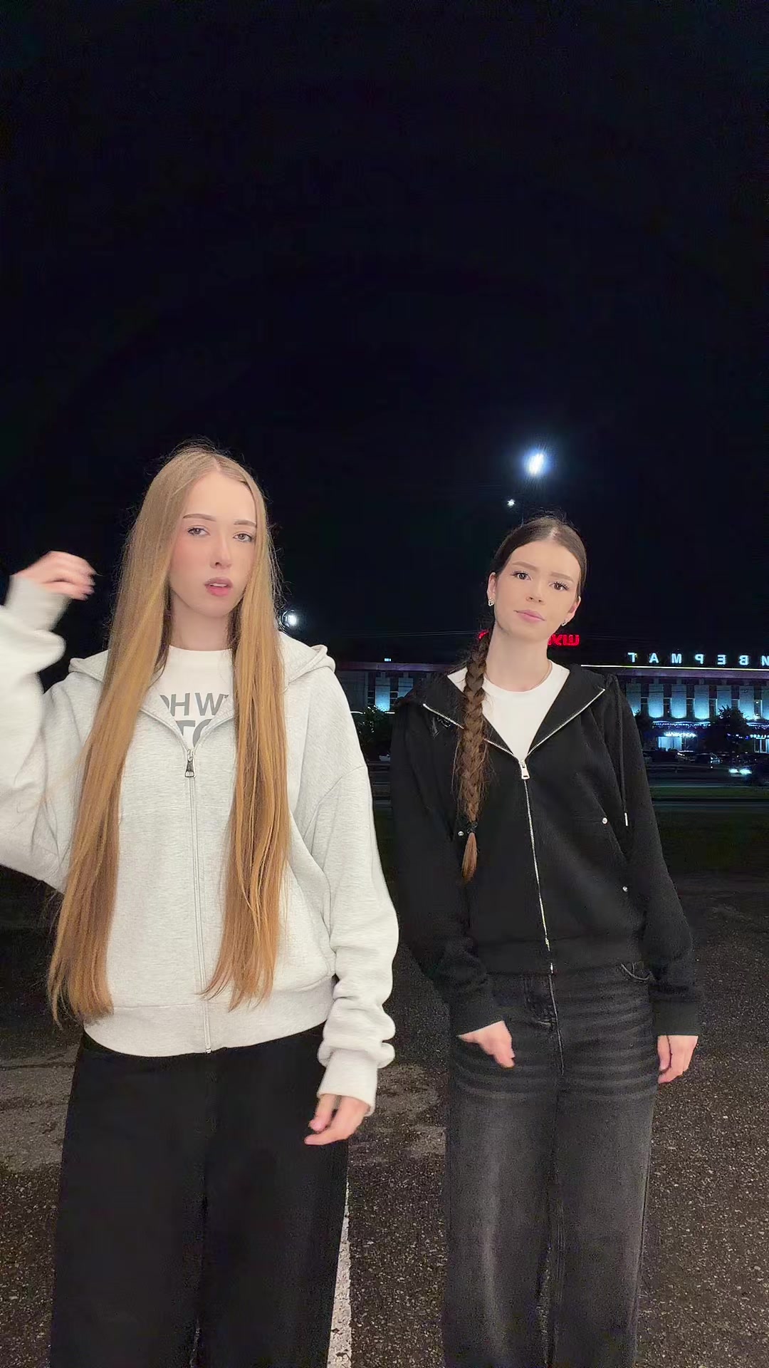 @👩🏼👩🏽