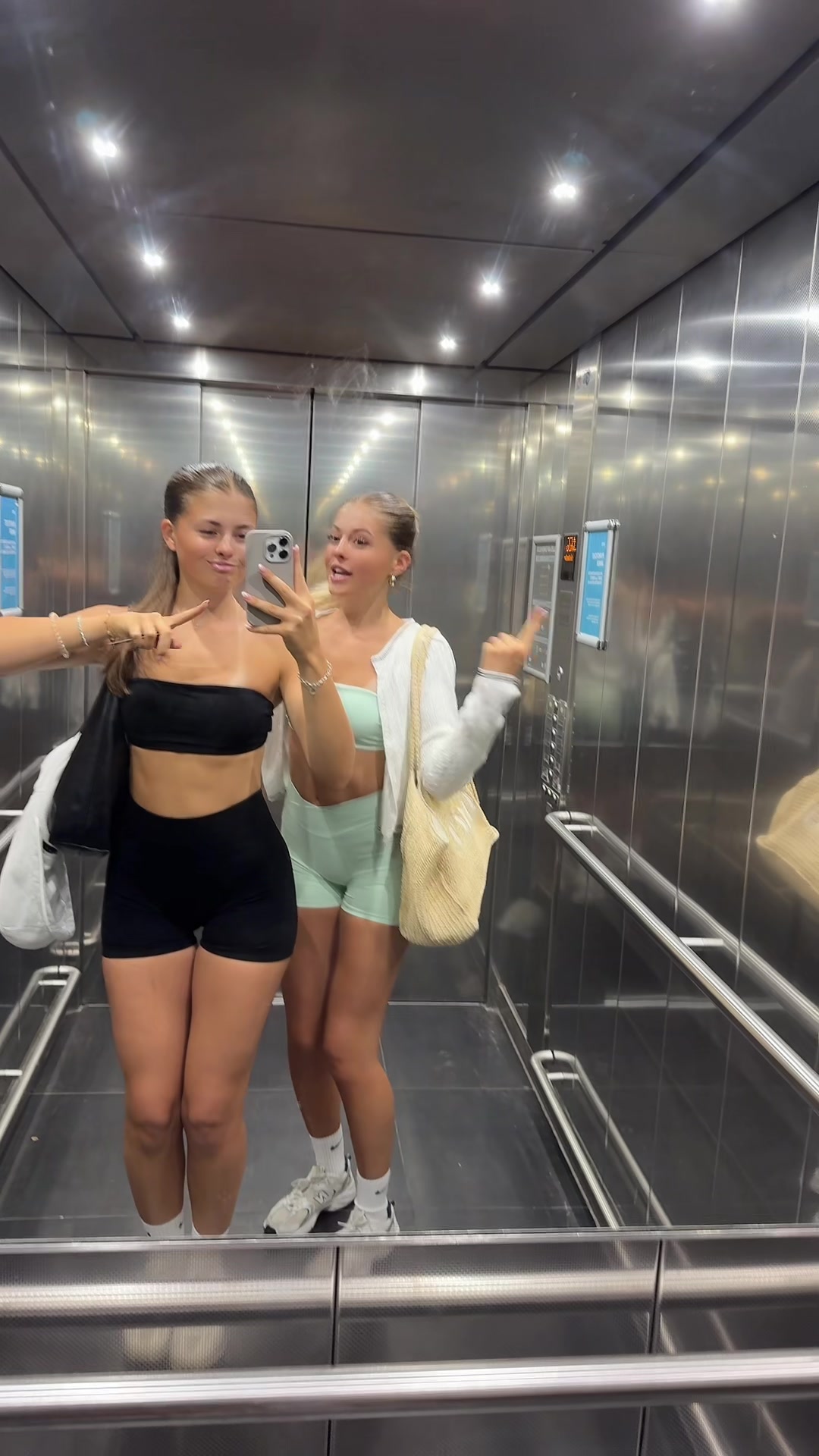 @Lea & Lucie | Die Twins