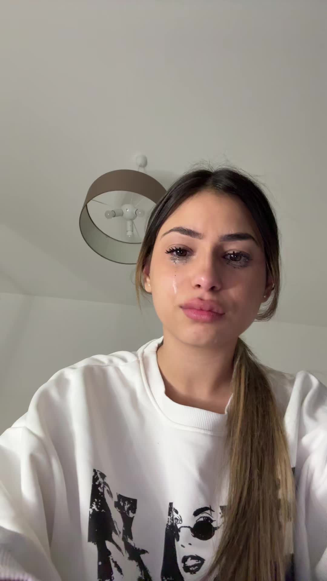 @elisaangiius