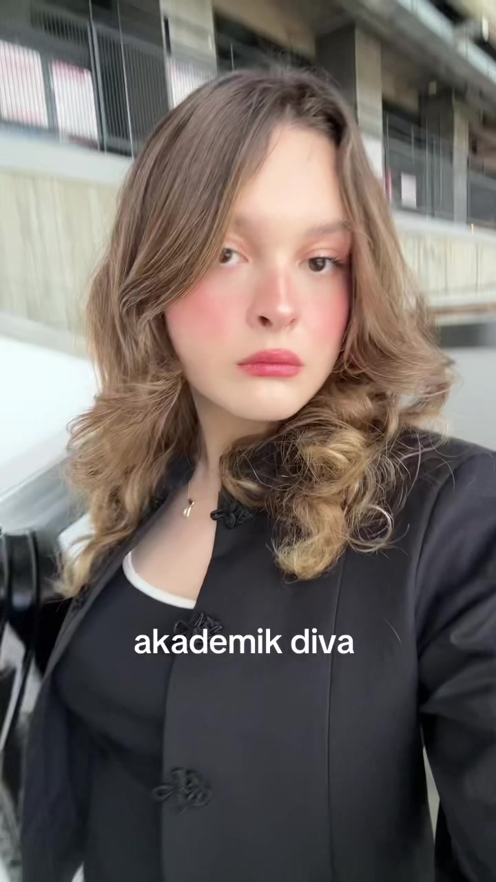@𝒴