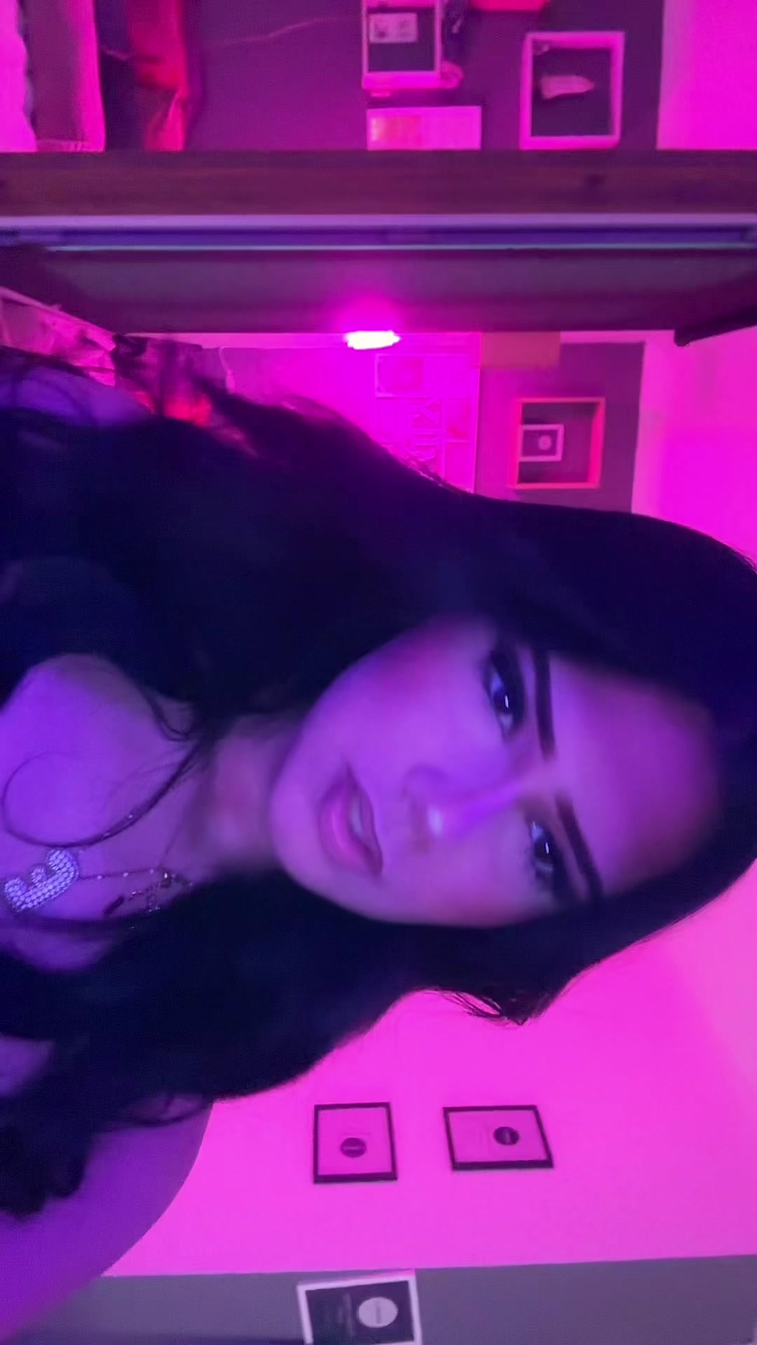 @elena.
