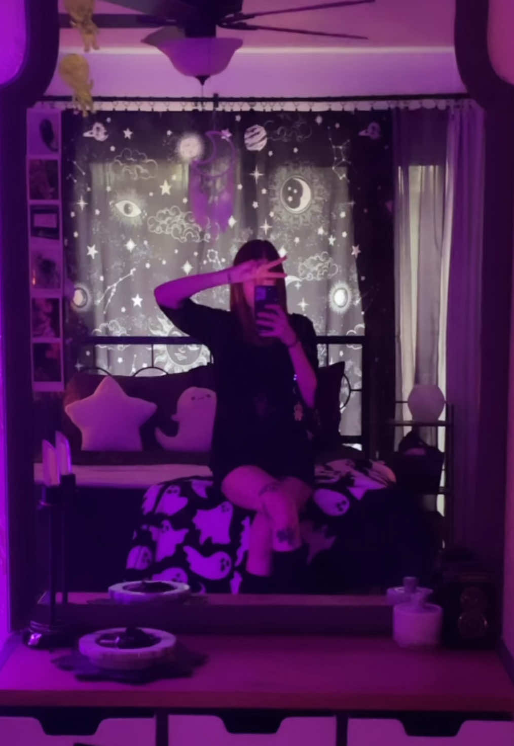 @> • . • <