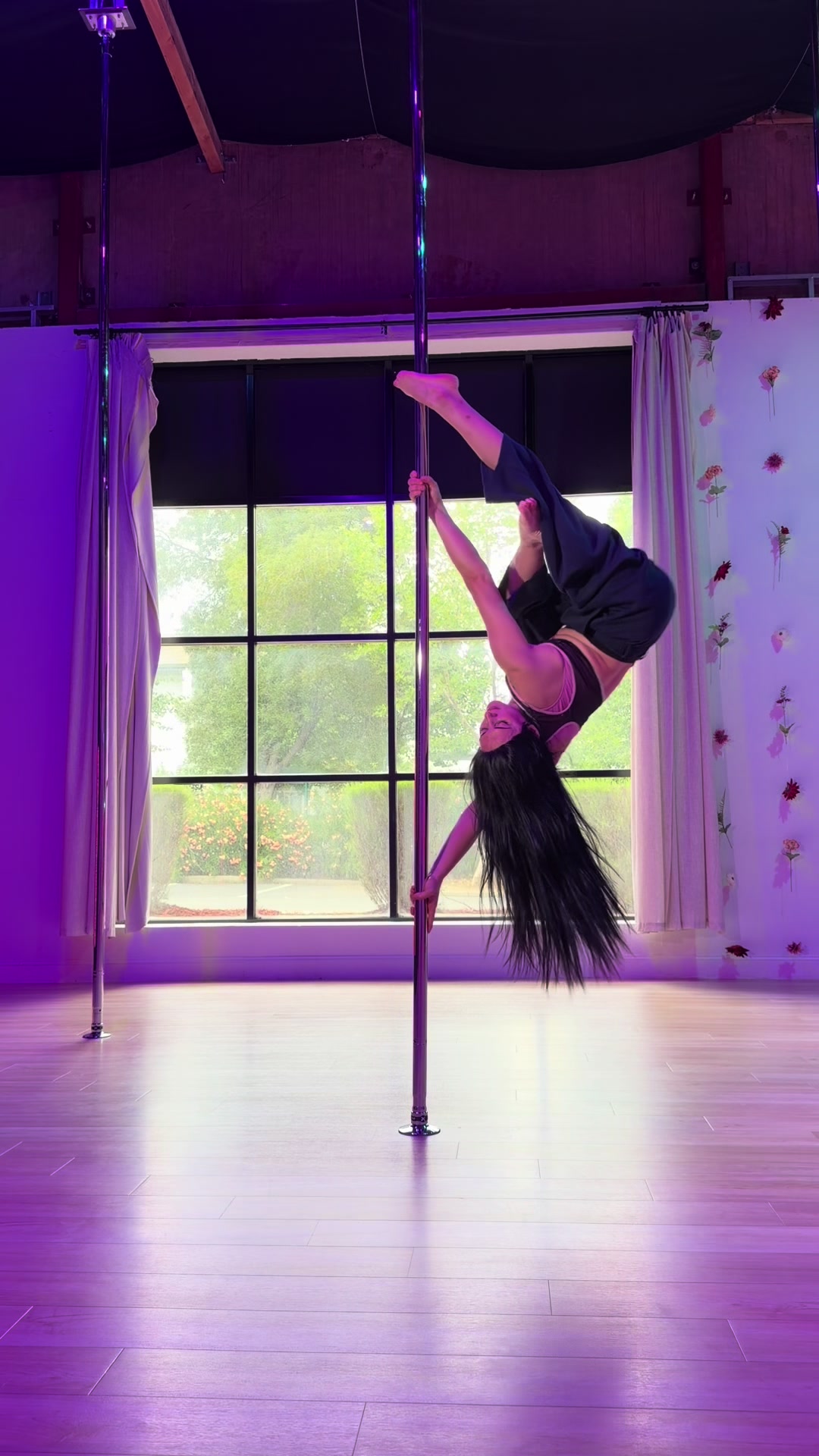 @ElaPoleDance