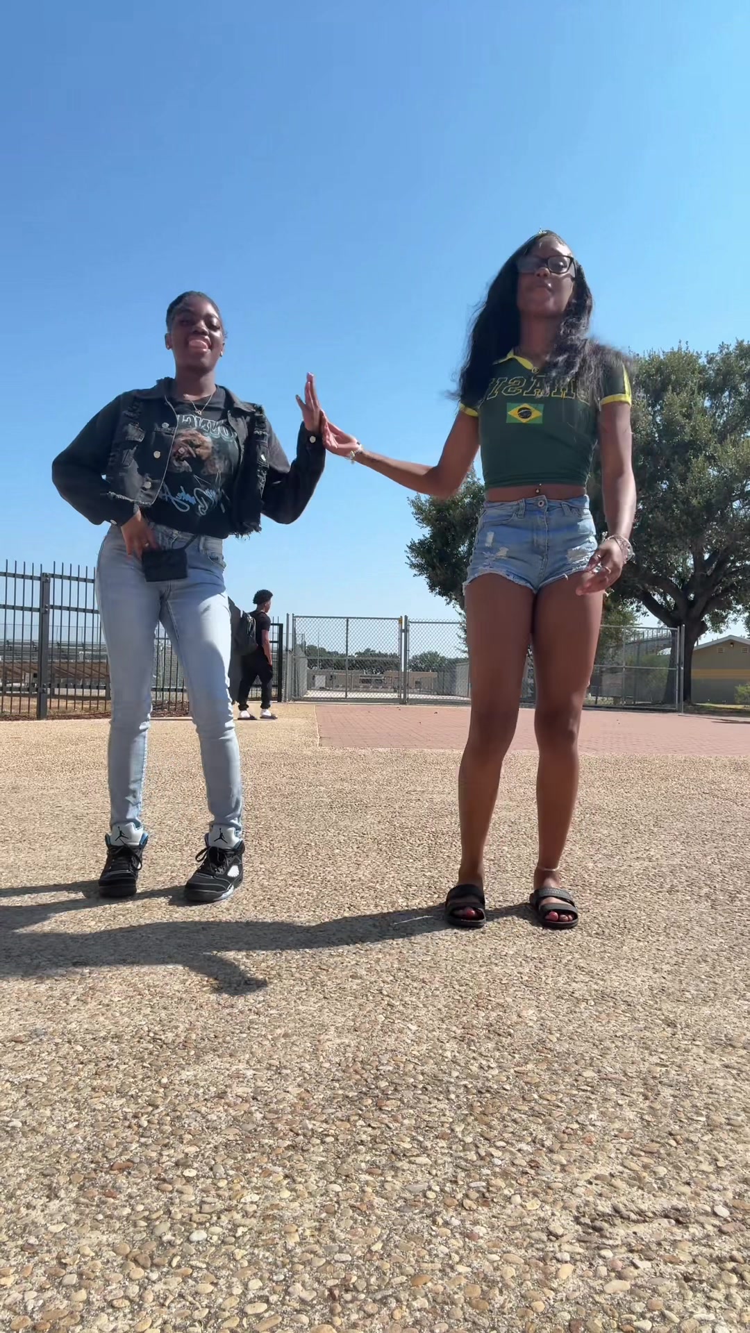 @👩🏽&zwj;❤️&zwj;💋&zwj;👩🏽