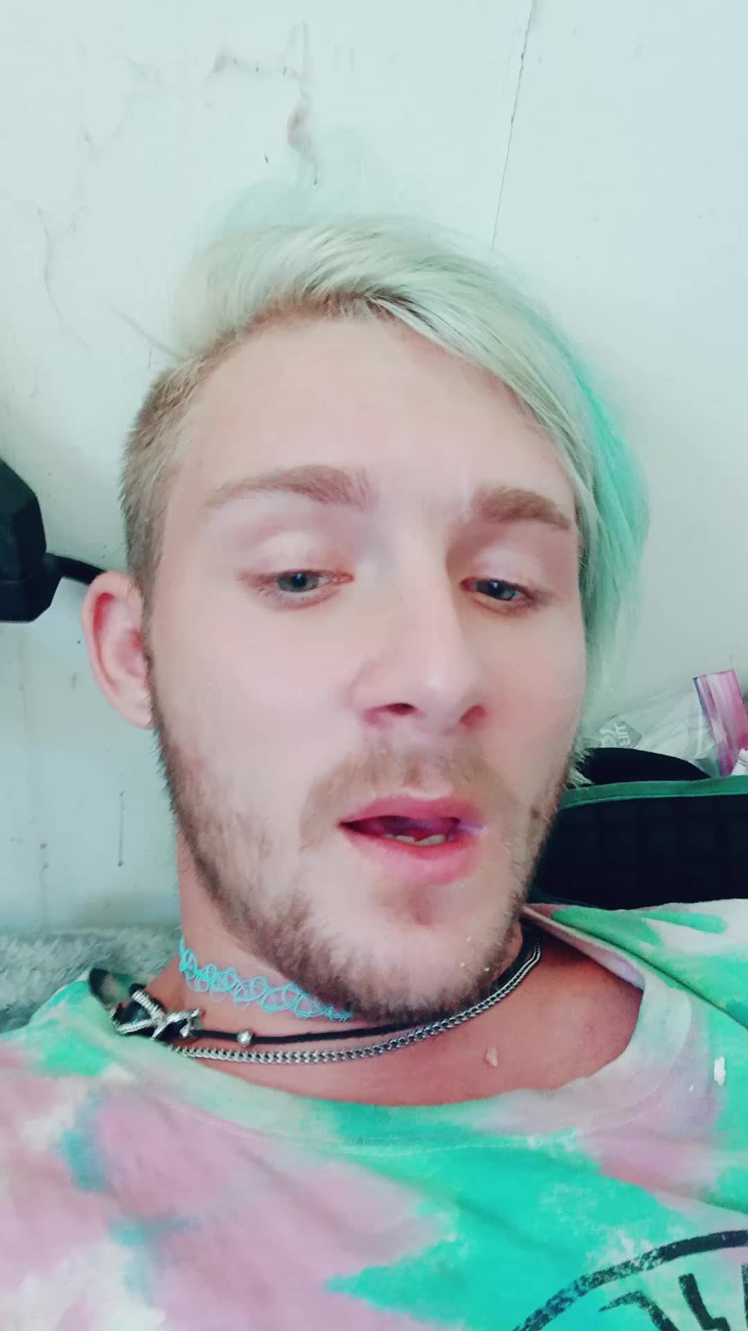 @DumbEmoRainBowBoi