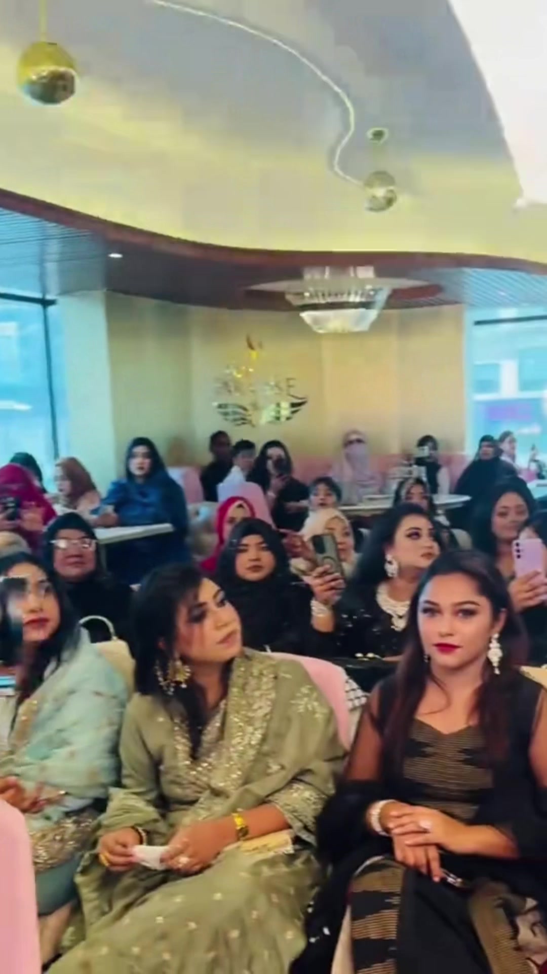 @Mayhar’s makeup touch