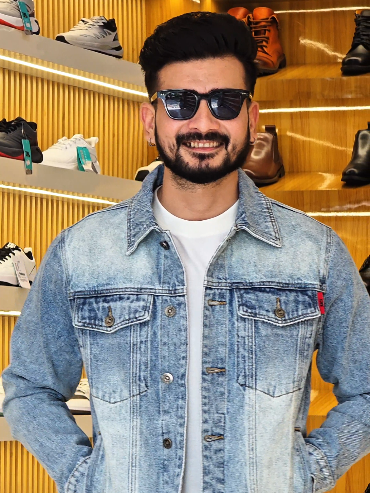 @पछ्याण wears