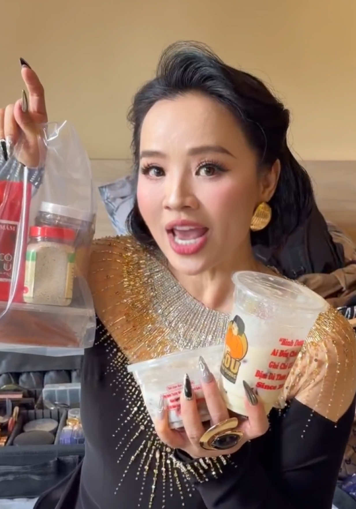 @C&ocirc; &Uacute; B&igrave;nh Dương.