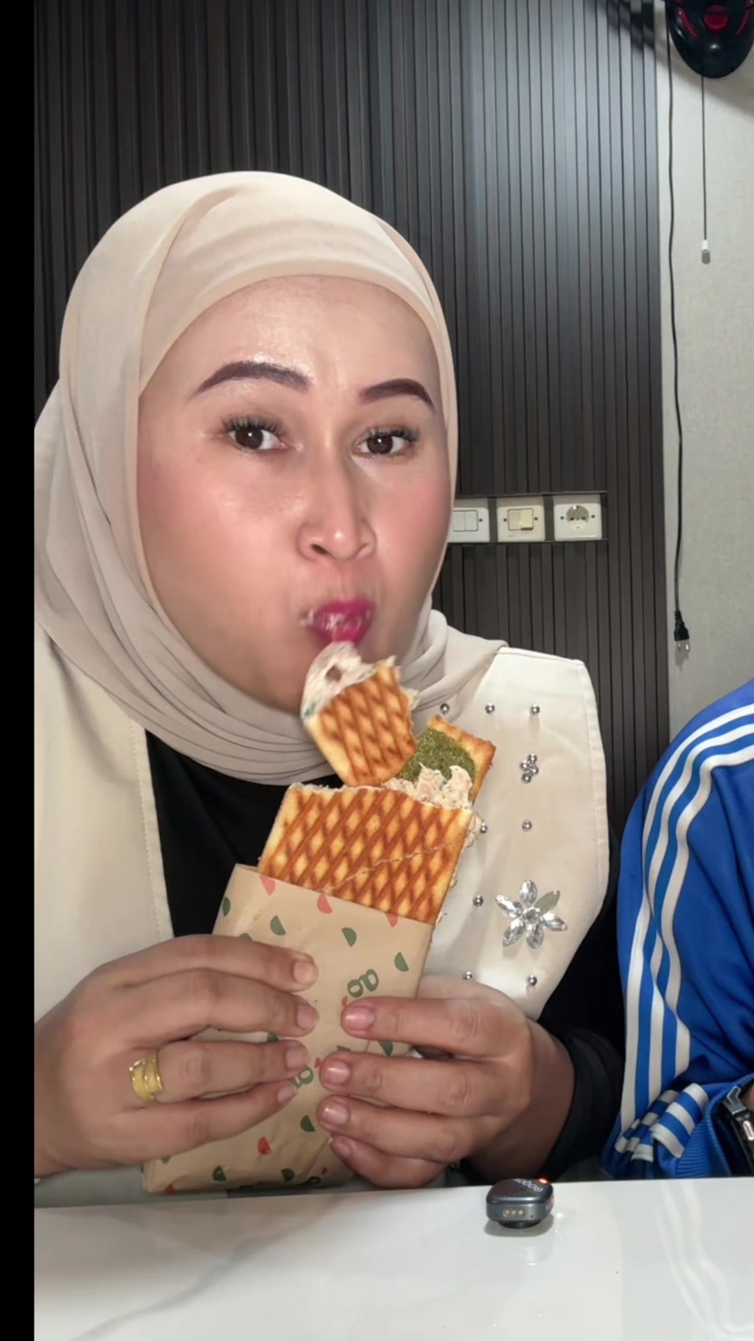 @Mama Akbar Alicia