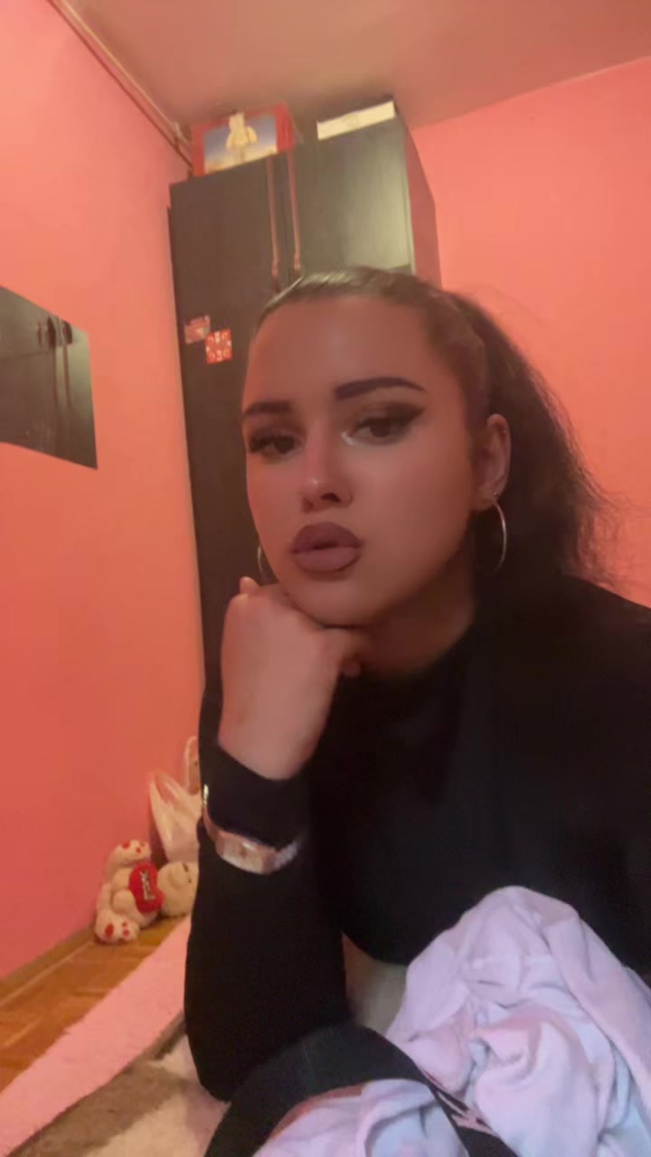 @neeveenica