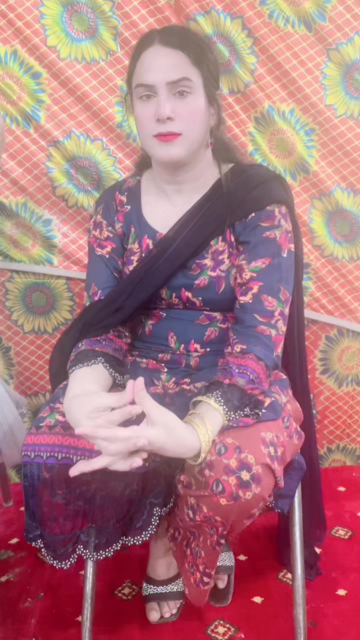 @zoya chand 700
