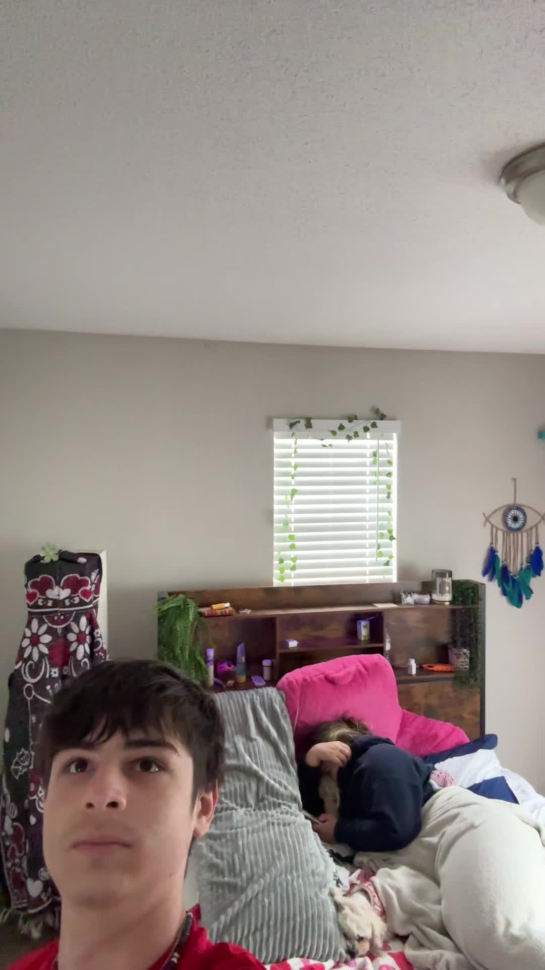 @cacasroachh