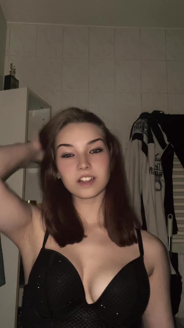 @𝑆𝐴𝑀𝐴𝑁𝑇𝐻𝐴♡