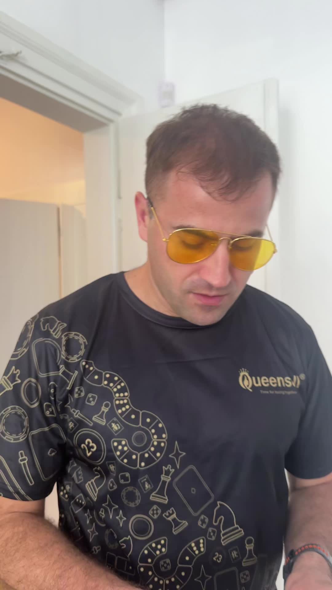@queensell_games