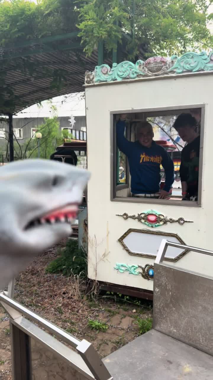 @the.shark.puppet
