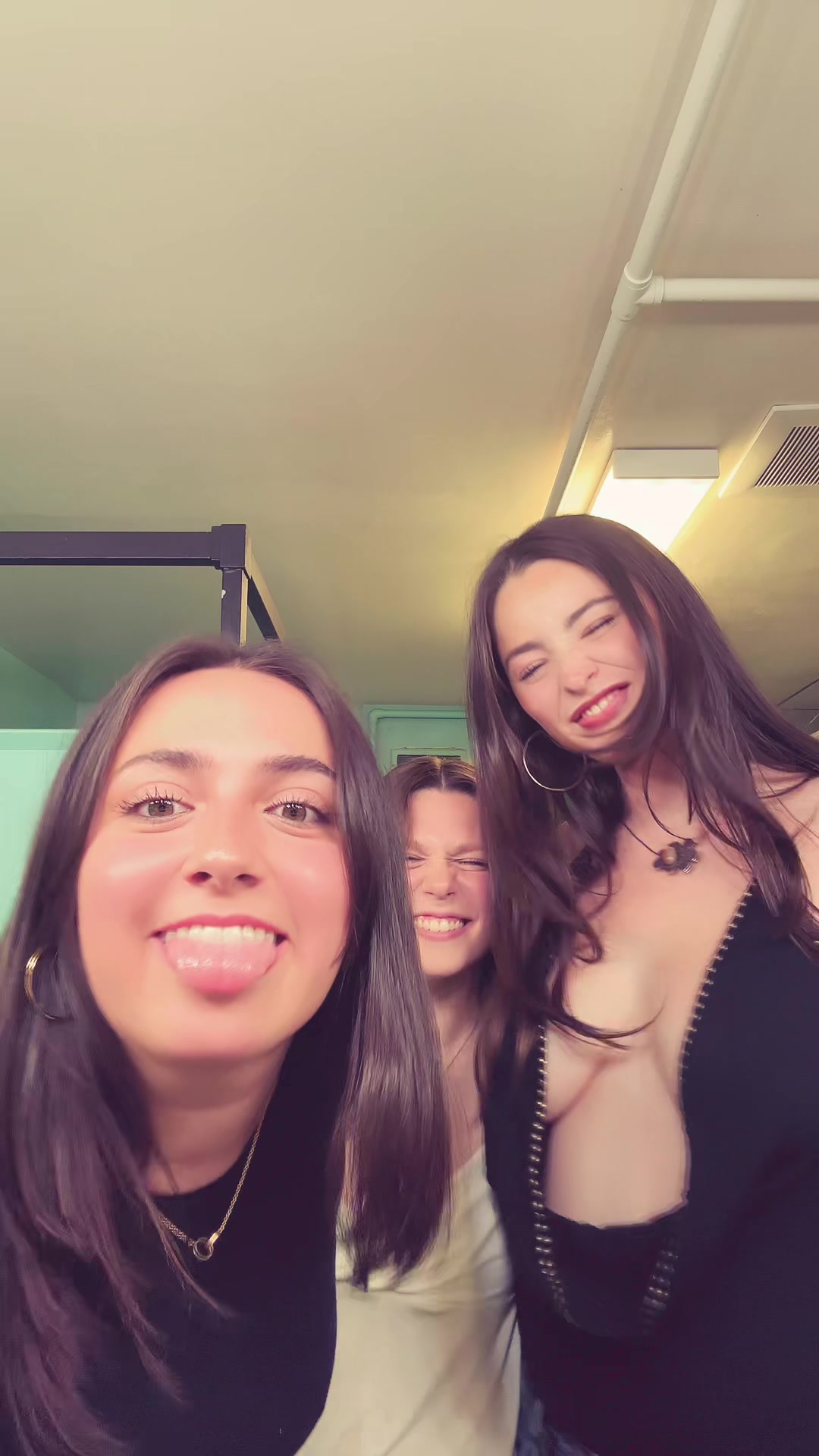 @laura