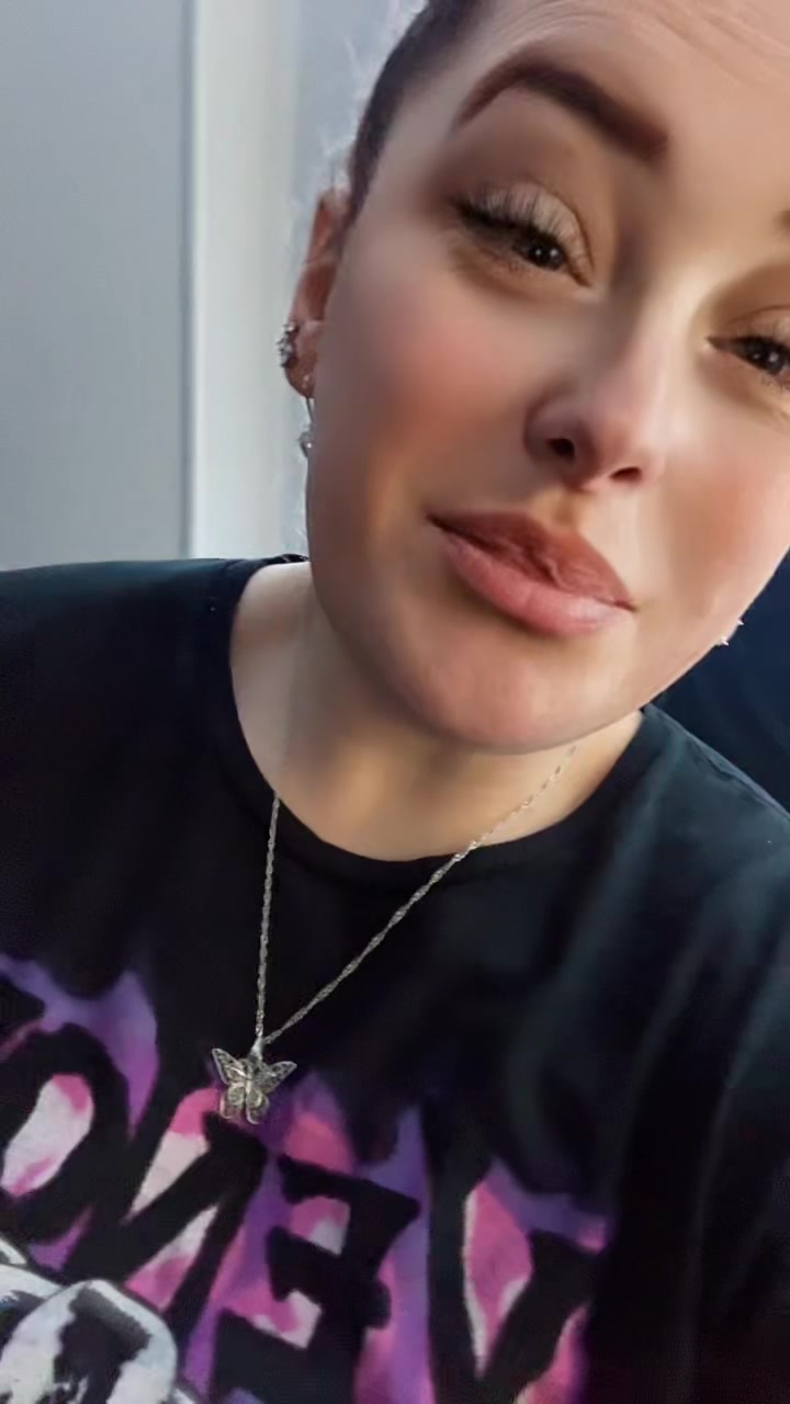 @JustASmallTownGirl🩷💜