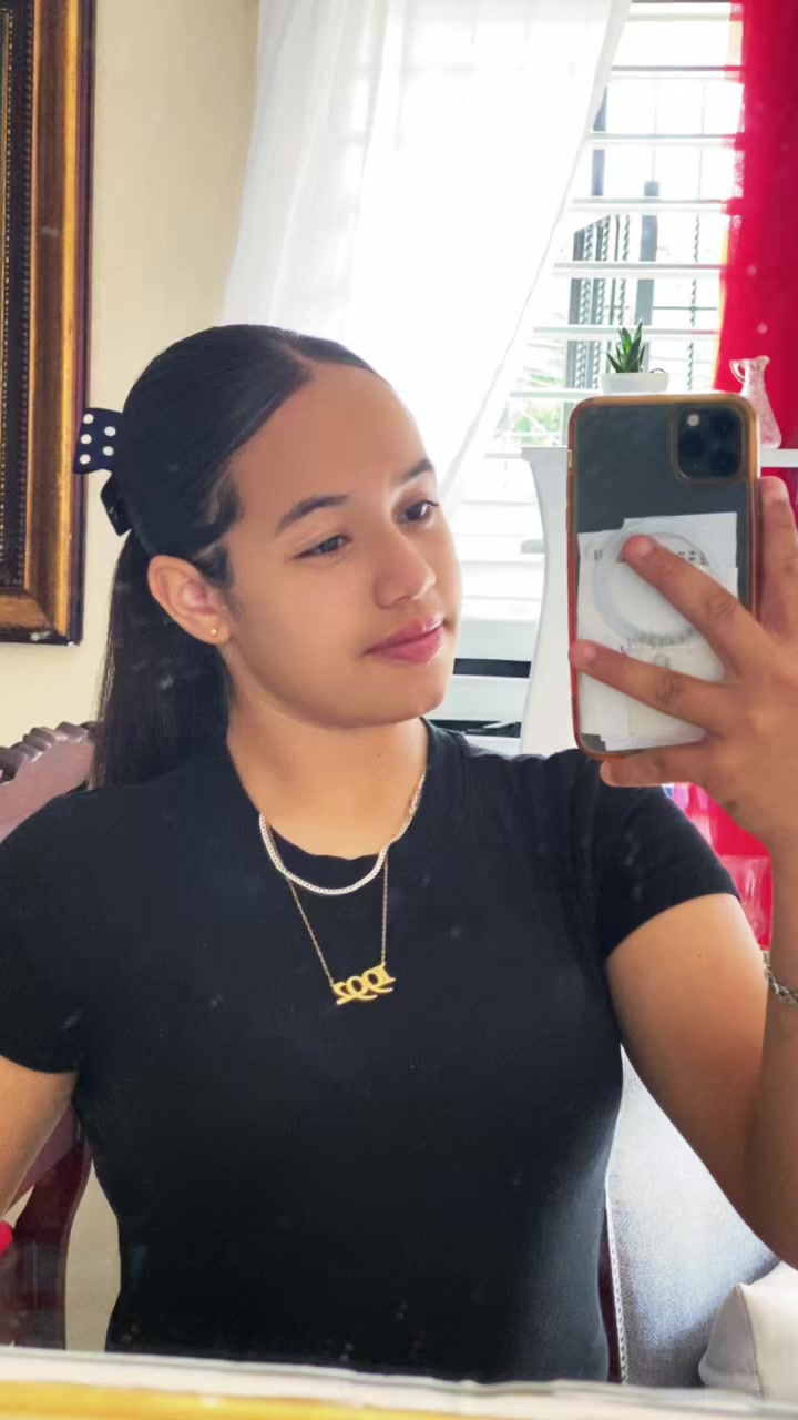 @🧍🏻&zwj;♀️👸🏻