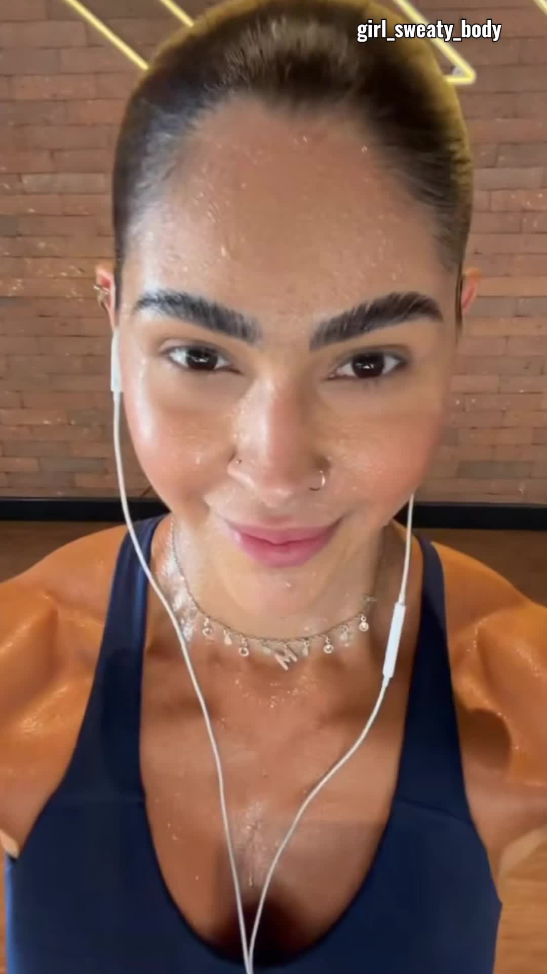 @girl_sweaty_body