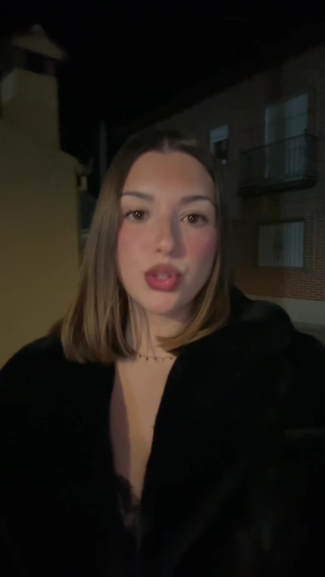 @>|<