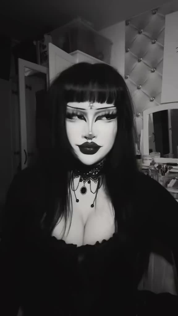 @𖤐