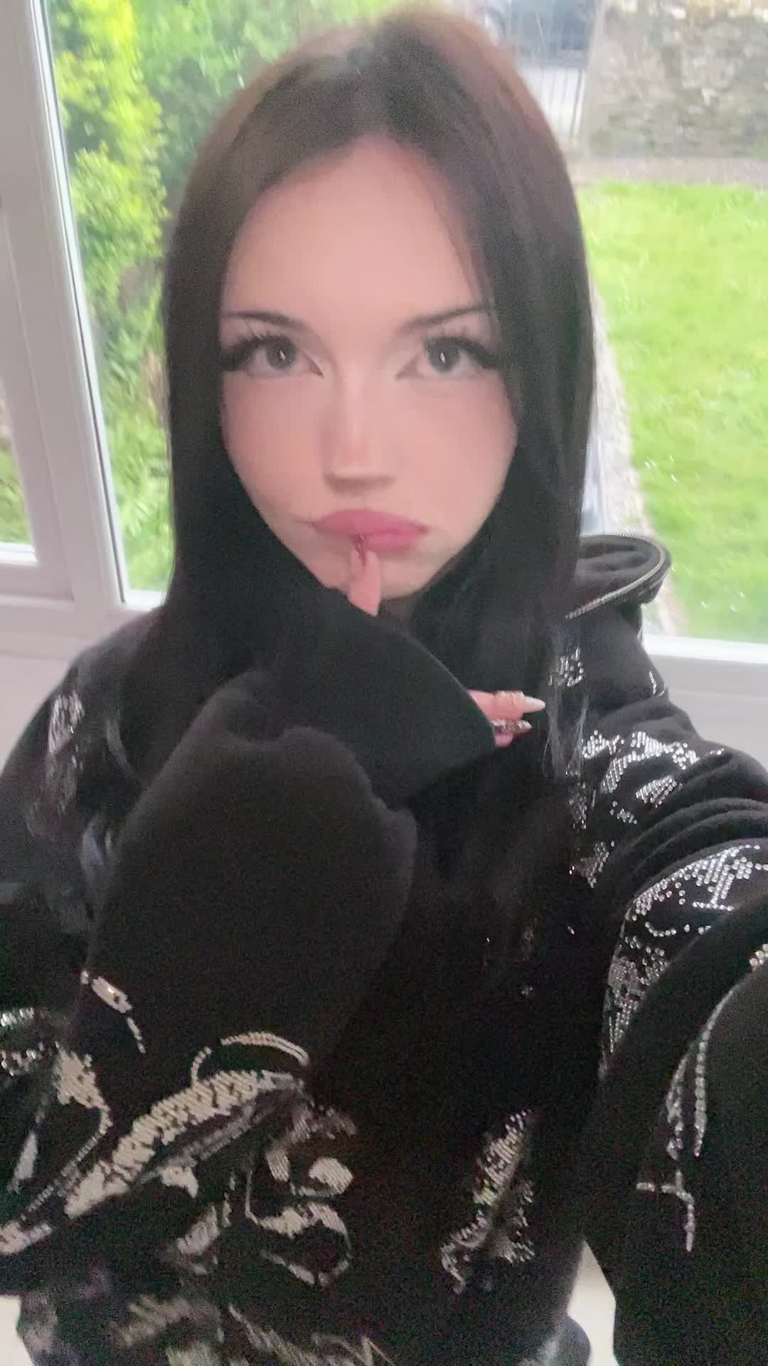 @luv2ellz