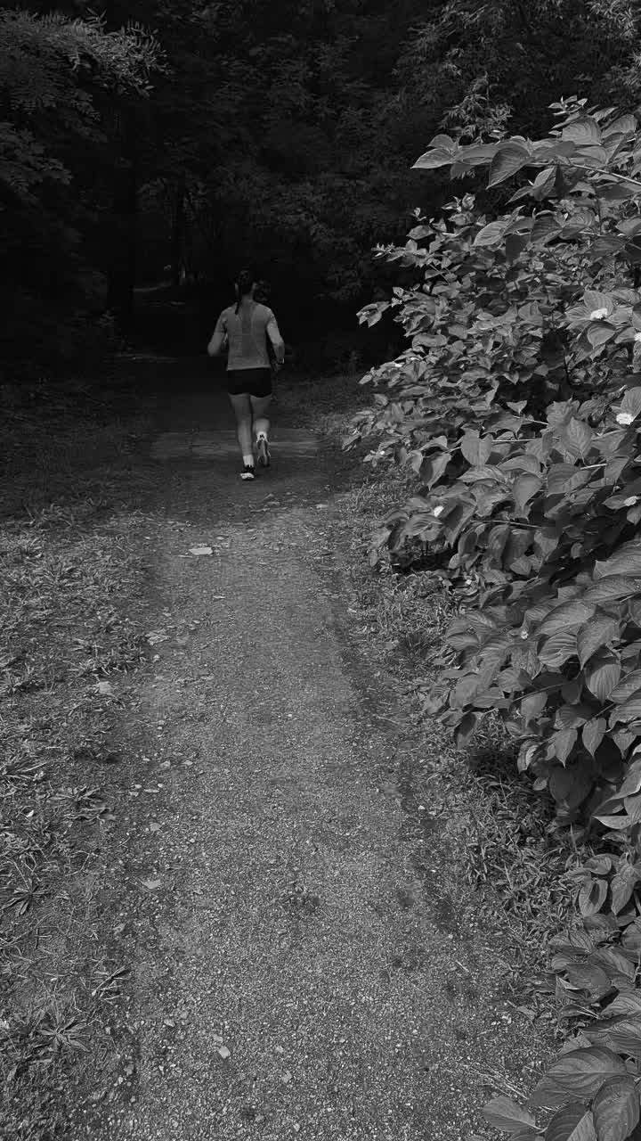 @&Lambda;NTJ&Xi; SCHL&Lambda;UCHI'S&bull;RUNN&Xi;R GIRL&bull;