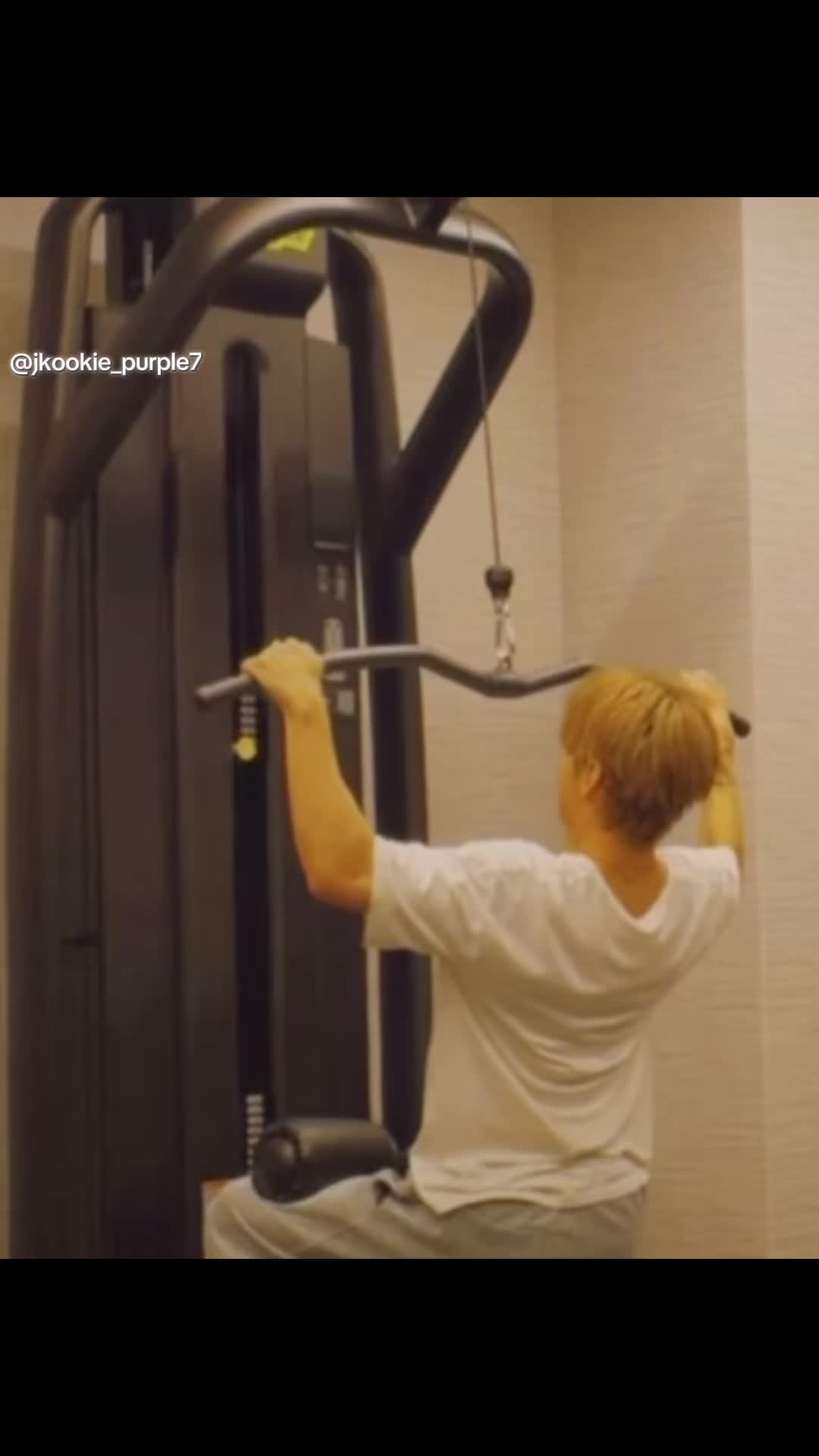 @moonchild⁷ i hi5 Jin😭💜