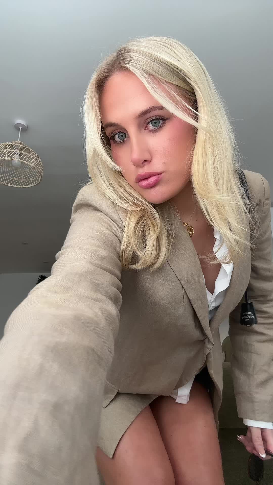 @miahollis1
