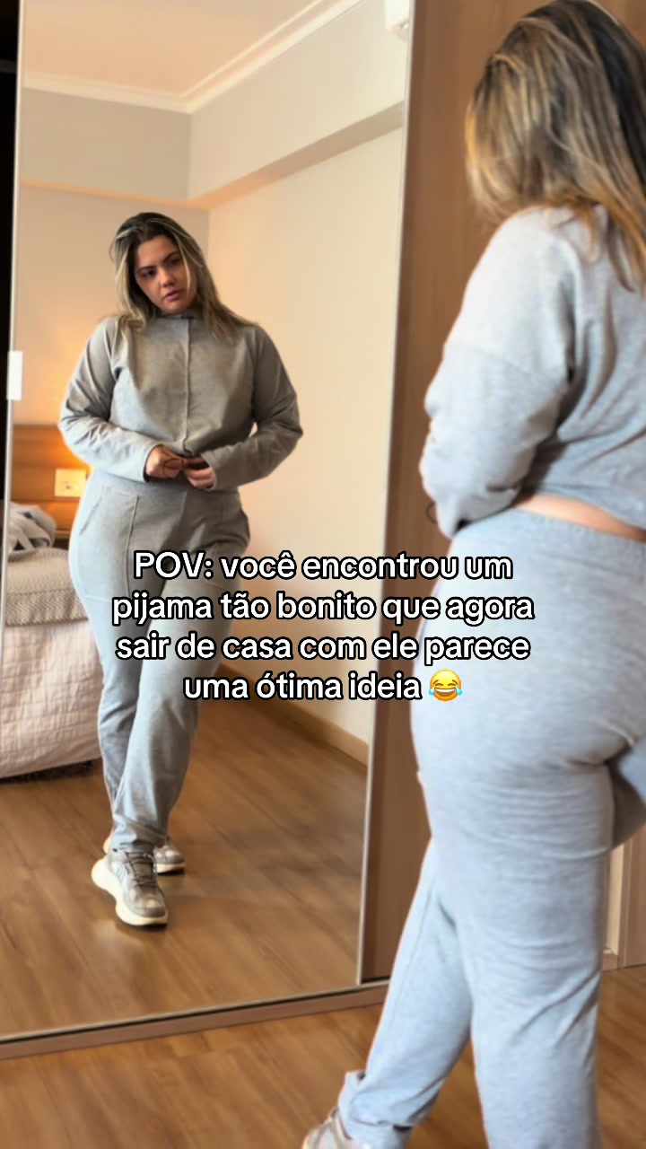 @anadelamonica