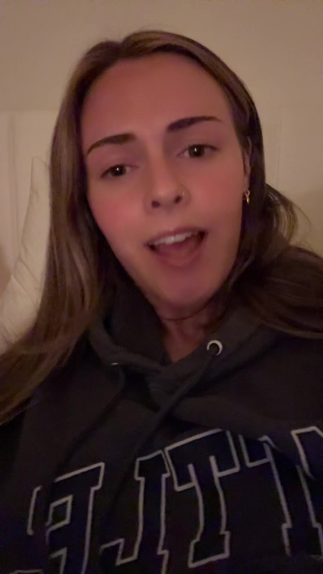 @🧍🏼&zwj;♀️