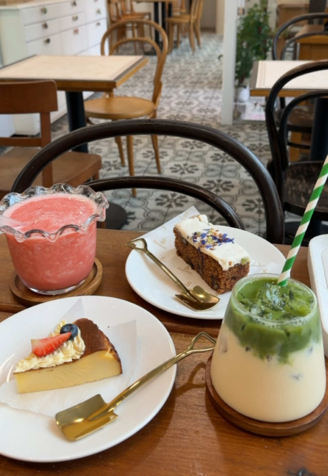 @cafe hopping 🍵ྀི