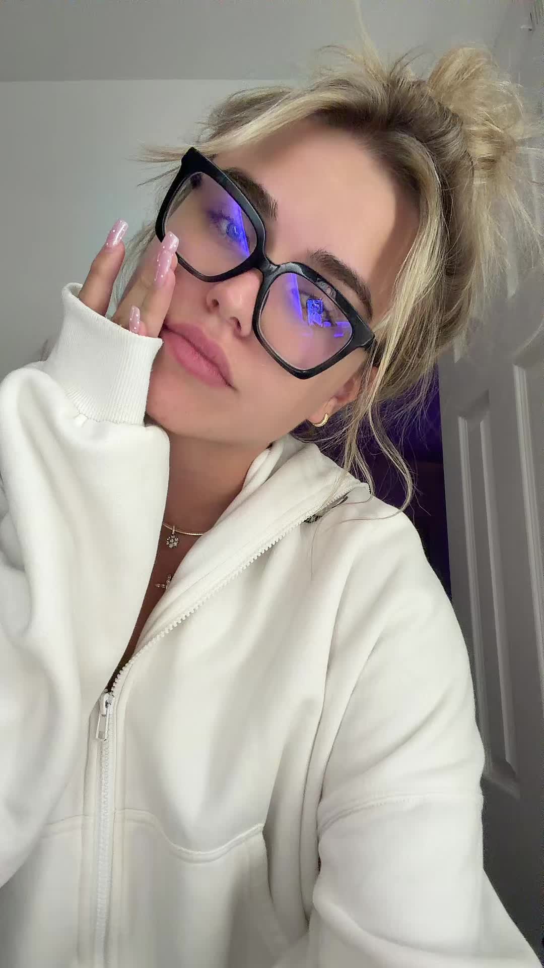 @TheElliemfLopez